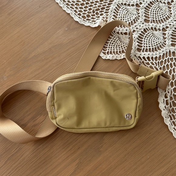 lululemon everywhere belt bag sherpa *Fleece *Plush *Mesh *Corduroy – TellurideFUEL THEWKND Canvas Color:Natural White Danielle Nicole Disney Beauty